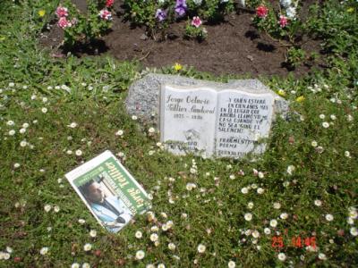 La tumba del poeta Jorge  Teillier. La Ligua, verano del 2007